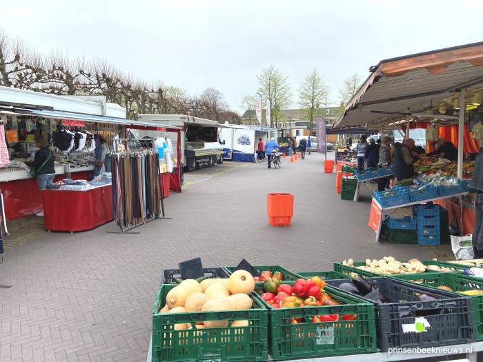 Kraam met gegrilde kip op weekmarkt