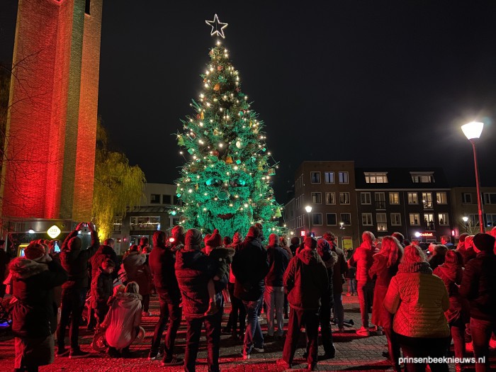 Grote kerstboom vertelt nieuw sprookje | Prinsenbeeknieuws