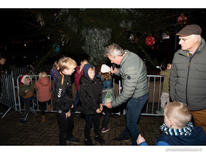 Grote kerstboom staat, straalt en praat | Prinsenbeeknieuws
