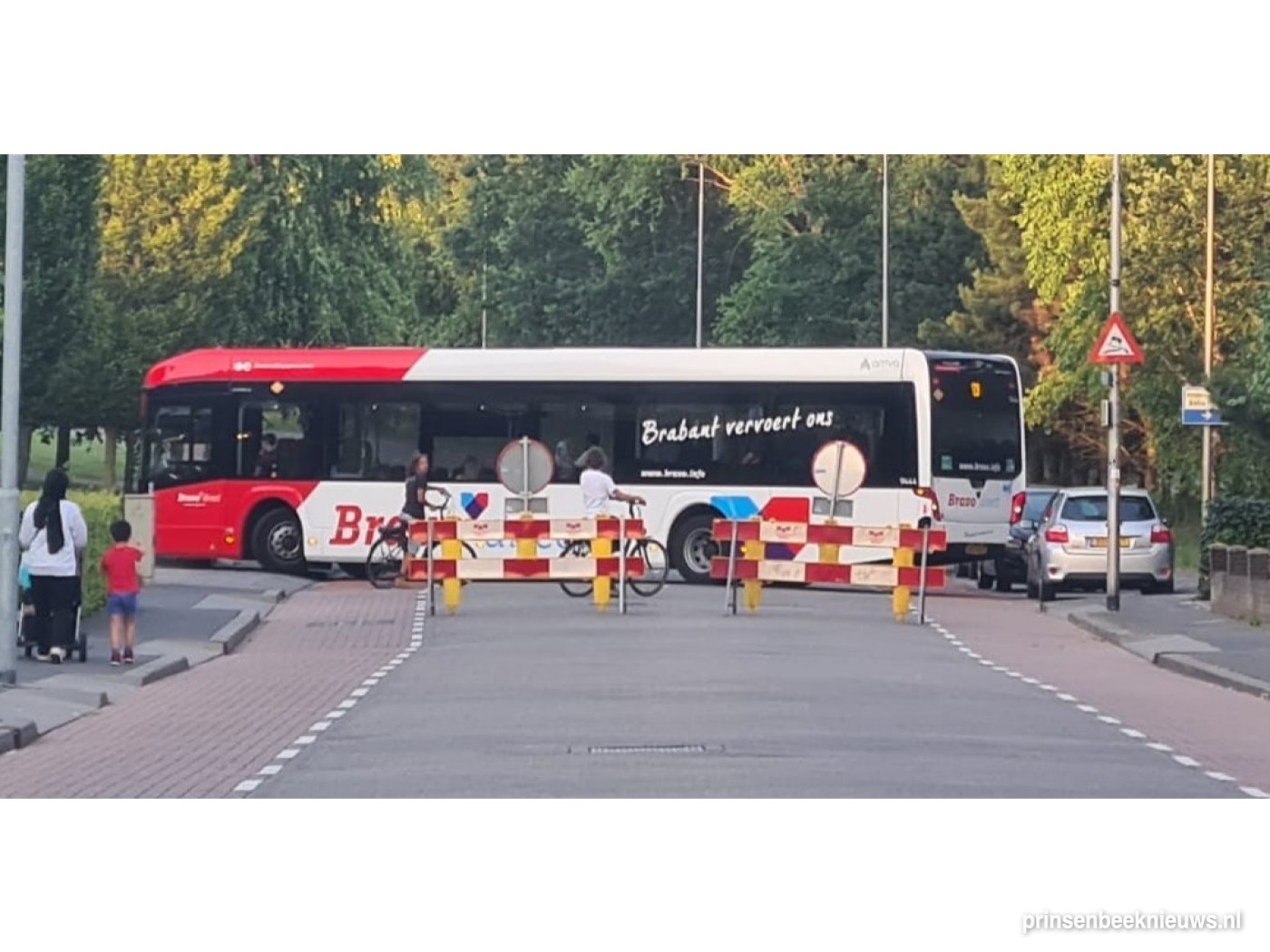 Kerende bus botst tegen auto Valdijk