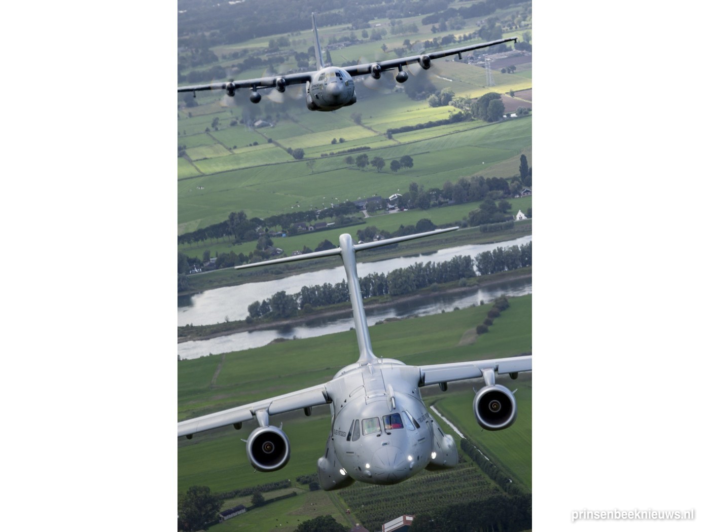 Militaire vliegtuigen laag over Prinsenbeek
