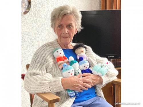 Tachtigjarige Anneke breit 500 poppetjes