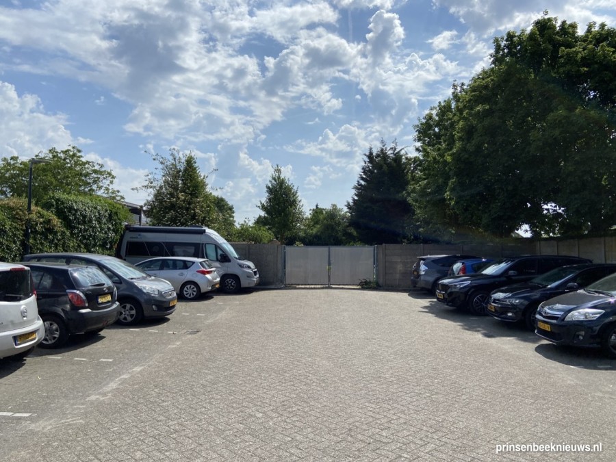 Toegang tot het terrein vanaf dit parkeerterrein.