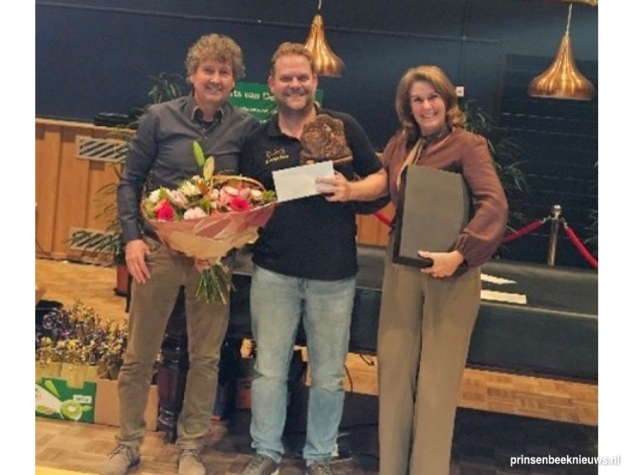 Felicitaties van Theo Sprenkels en Marie-José Franken voor winnaar Joop Machielsen.